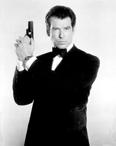 Pierce Brosnan u klasičnom Bond Pose Gun podignut noseći tuxedo 8x10 inčni fotografiju